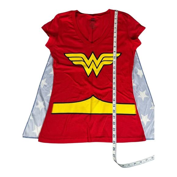 DC Comics Originals Wonder Women T-Shirt With Detachable Cape Size Medium NWOT - Picture 7 of 8